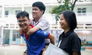 Nam sinh cụt tứ chi muốn tự viết bài thi tốt nghiệp dù được miễn