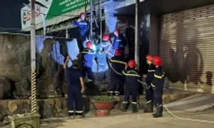 Giải cứu người đàn ông mắc kẹt trên bảng quảng cáo cao 15 m