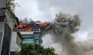 Cháy tum tòa nhà 5 tầng ở Hà Nội Cháy tum tòa nhà 5 tầng ở Hà Nội