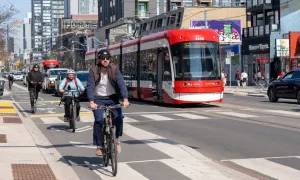 Những người trẻ Canada vay nóng để trang trải cuộc sống Những người trẻ Canada vay nóng để trang trải cuộc sống