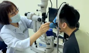 Đeo kính áp tròng ban đêm sai cách, thị lực bé trai còn 1/10