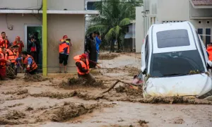 Lũ cuốn phăng loạt nhà cửa ở Indonesia, 84 người chết