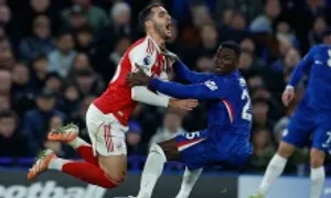 Arsenal hòa Chelsea trong thế hơn người